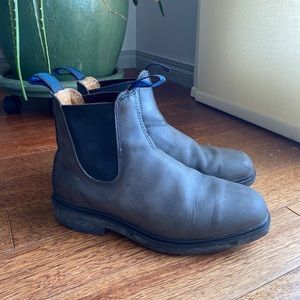 Blundstones size 9 women (size 6 Aus)